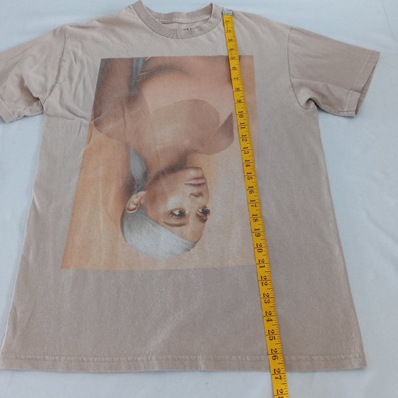 Ariana Grande Sweetener Concert Tee Size medium - Picture 4 of 6